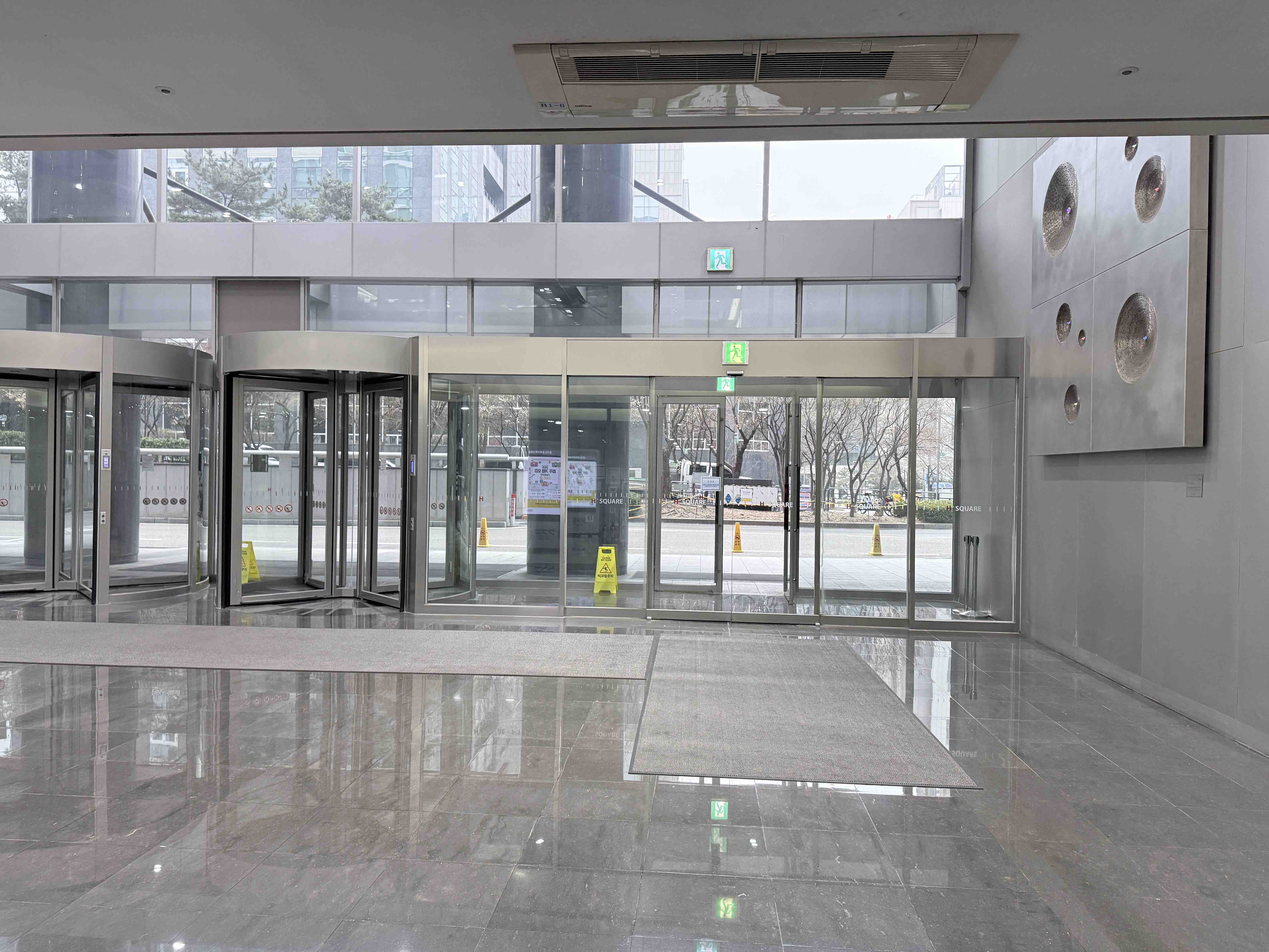 H스퀘어 S동 지하 1층 출입문